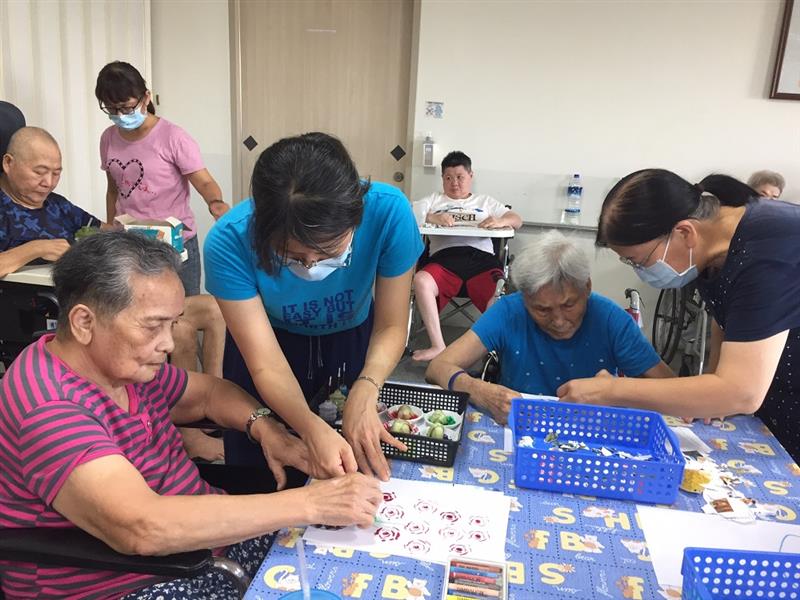 撕貼畫活動,宜福住宿長照機構