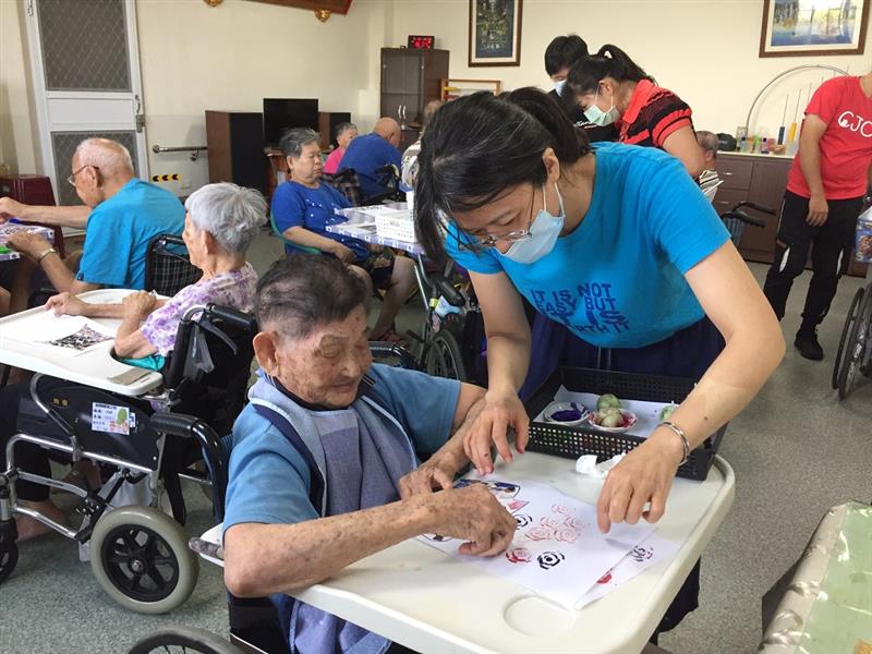 撕貼畫活動,宜福住宿長照機構